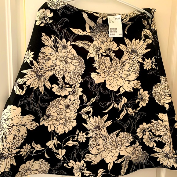 H&M Skirt Black with White floral print - Picture 1 of 2